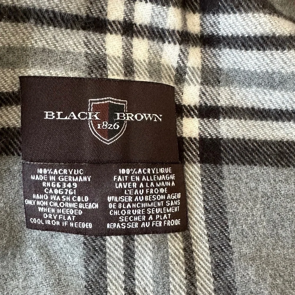 *BLACK BROWN 1826* Gray x Black Red Plaid Fashion Tassel Scarf